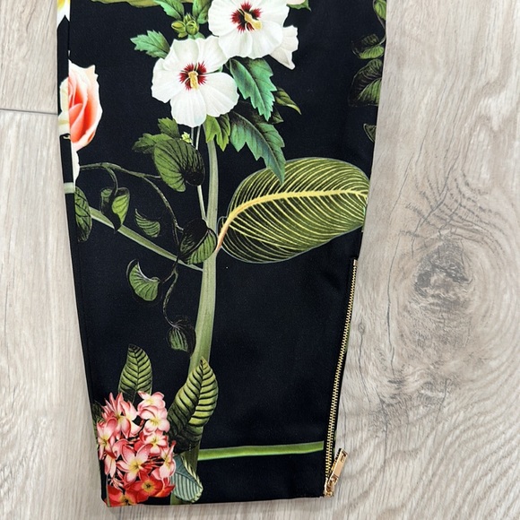 TED BAKER floral pants. Never worn. - Picture 2 of 5